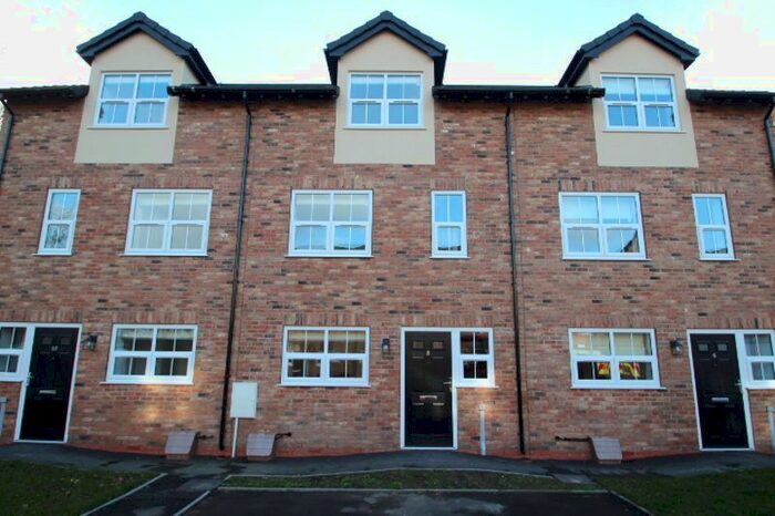 4 Bedroom Town House To Rent In Queens Court Road, Stoke-On-Trent, ST4