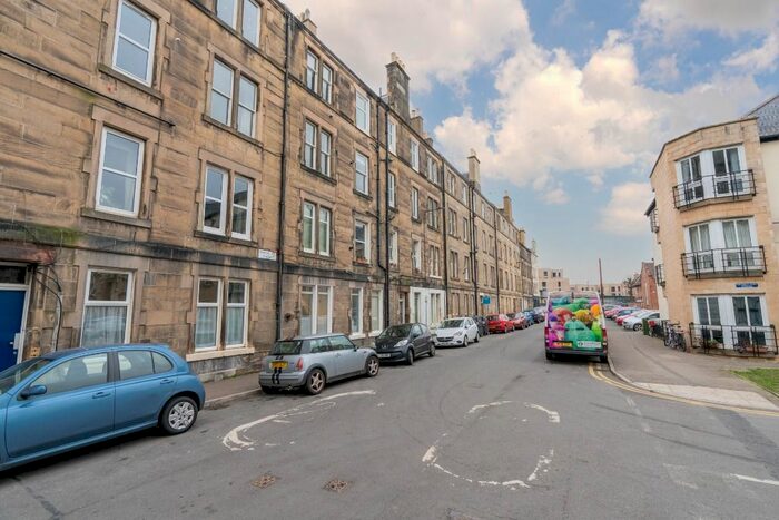 1 Bedroom Flat To Rent In Waverly Park, Edinburgh EH8