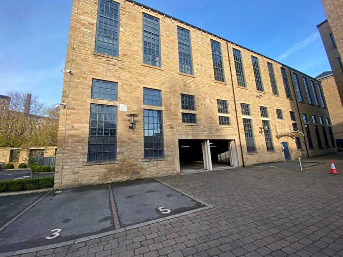 2 Bedroom Apartment To Rent In Firth Street, Huddersfield, HD1