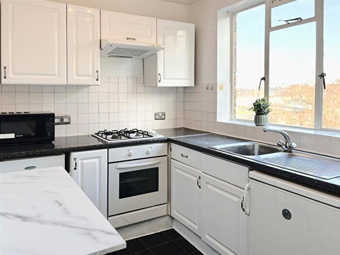 3 Bedroom Flat To Rent In Nevern Square, Earls Court, SW5