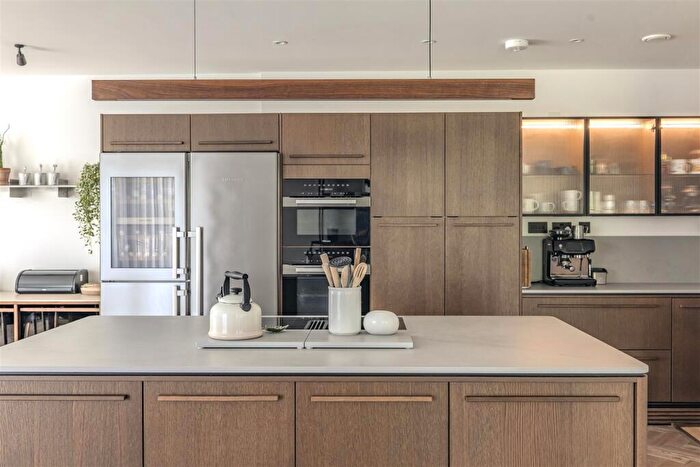 3 Bedroom Flat For Sale In Cornforth Lane, Mill Hill, NW7