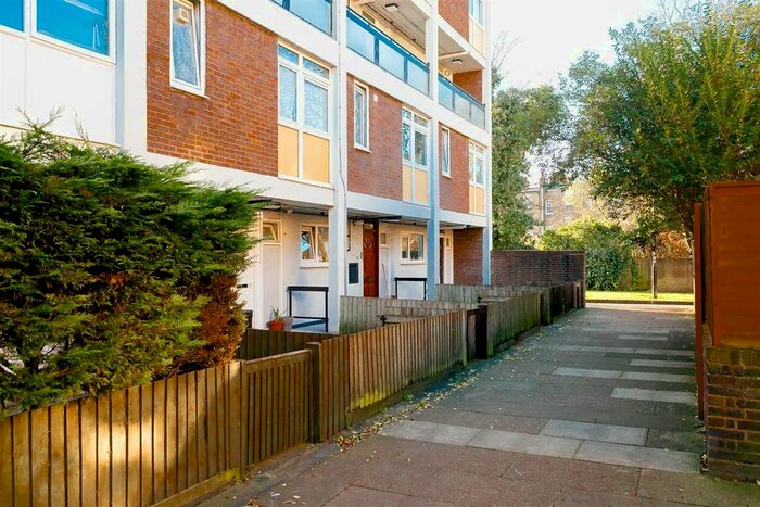 3 Bedroom Maisonette To Rent In Globe Road, London, E1