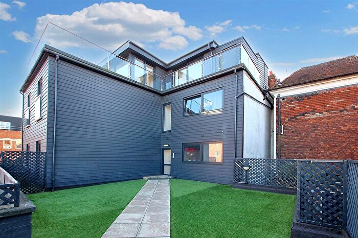 1 Bedroom Flat To Rent In Lyons Crescent, Tonbridge, TN9