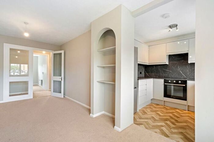 2 Bedroom Flat To Rent In Cross Road, Wimbledon, SW19