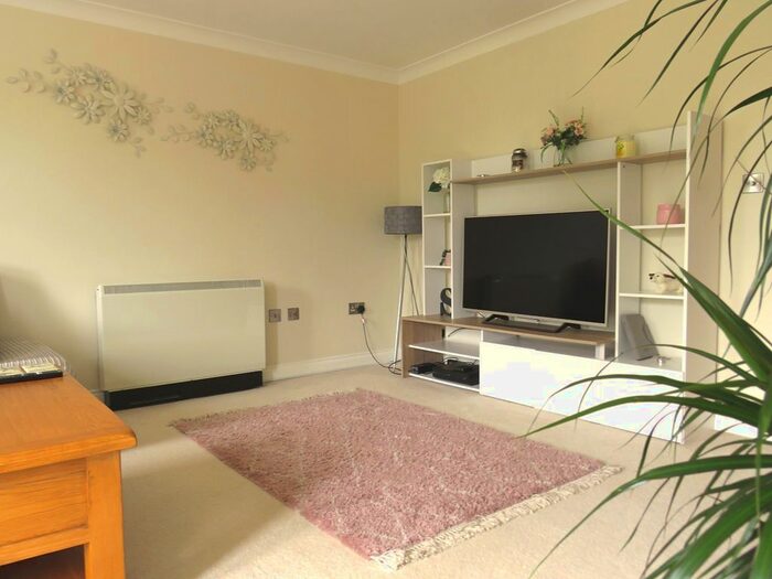 2 Bedroom Flat To Rent In Meadow Way, Carterton OX18