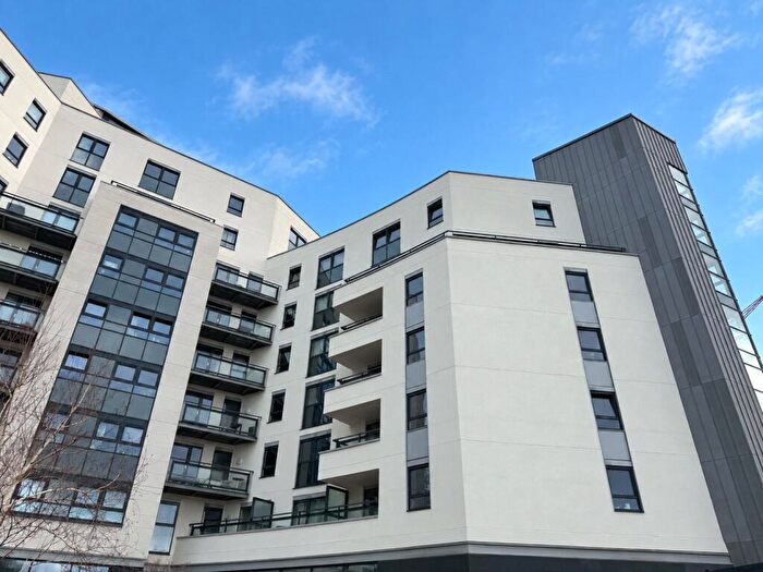2 Bedroom Apartment To Rent In Gateway South, Marsh Lane, Leeds, LS9