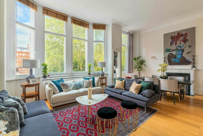 3 Bedroom Flat To Rent In Cadogan Square, Knightsbridge, SW1X