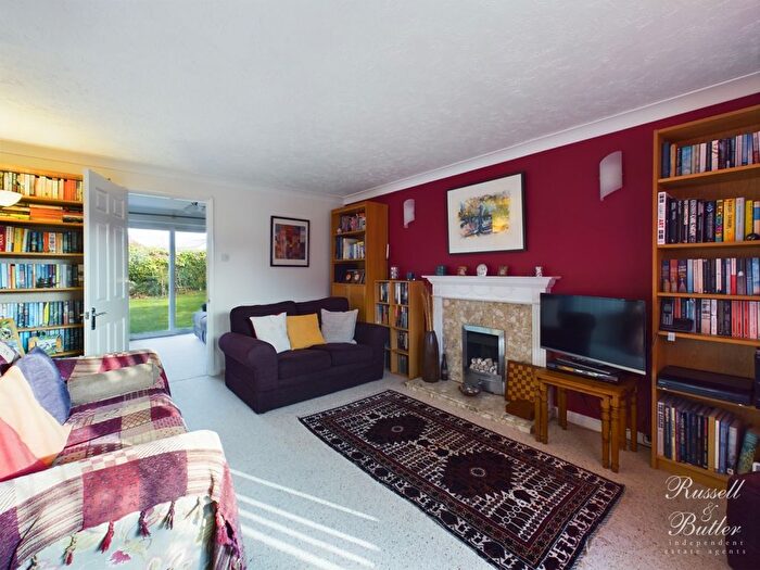 4 Bedroom Detached House For Sale In Sycamore Close, Buckingham, MK18