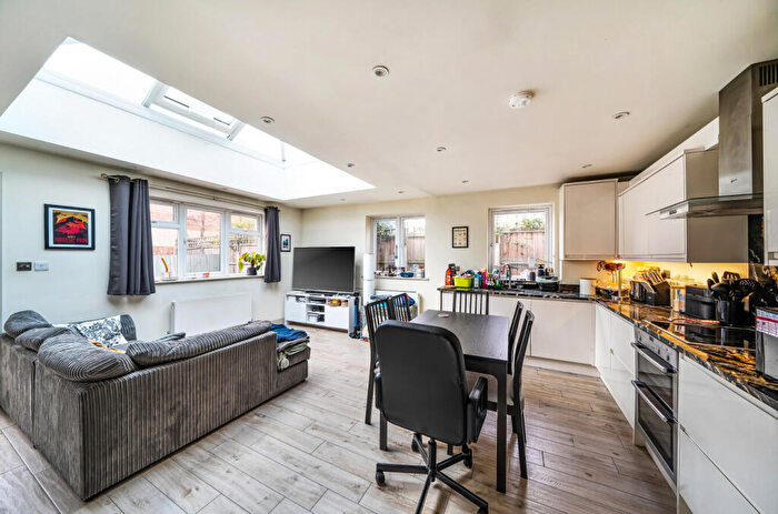 2 Bedroom Apartment For Sale In Fortis Green, London, N2