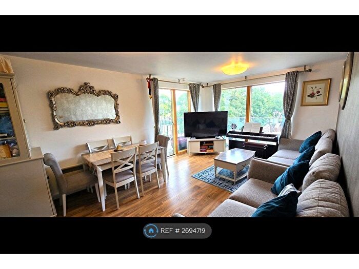 2 Bedroom Flat To Rent In Bartholomew House, London, W10