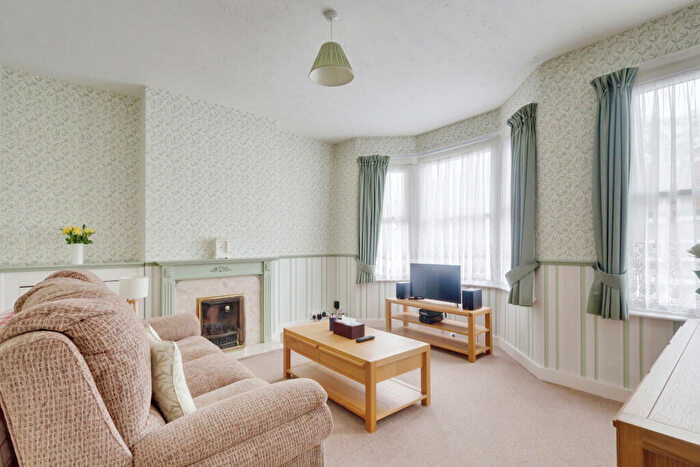 1 Bedroom Apartment For Sale In Rochford Avenue, Westcliff-on-sea, SS0