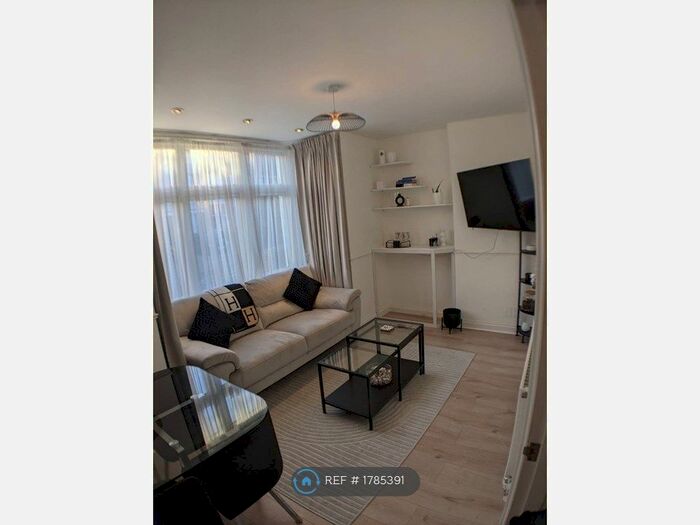 1 Bedroom Flat To Rent In Percy Road, Hampton, TW12