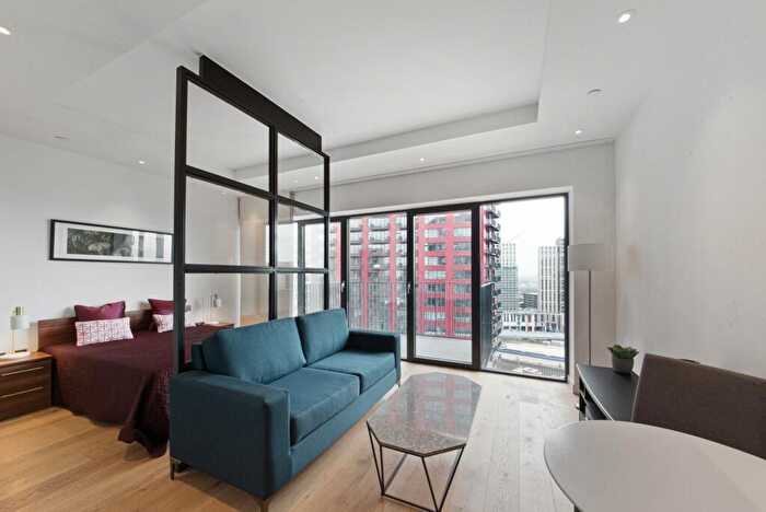 Apartment To Rent In Modena House, London City Island, London, E14