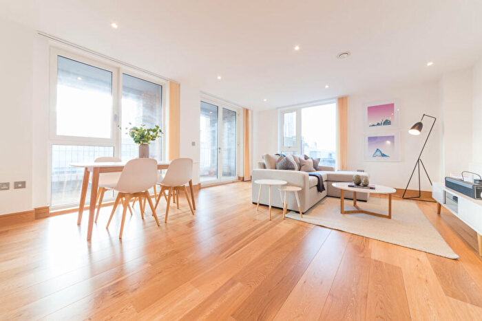 2 Bedroom Flat To Rent In Sclater Street, Shoreditch, E1