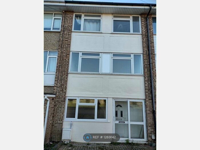 6 Bedroom Terraced House To Rent In Cowdray Way, Essex RM12