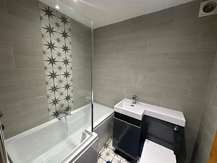 2 Bedroom Flat To Rent In Arthur Grove, Bradford Road, Birstall, Batley, WF17