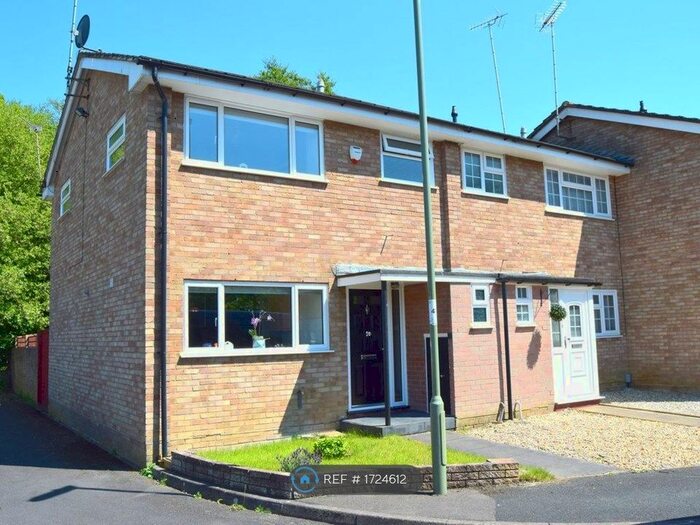 3 Bedroom End Of Terrace House To Rent In Longleat Square, Farnborough, GU14