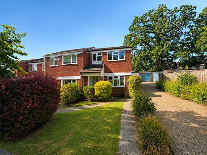 3 Bedroom End Of Terrace House For Sale In Angus Close, Chessington, KT9