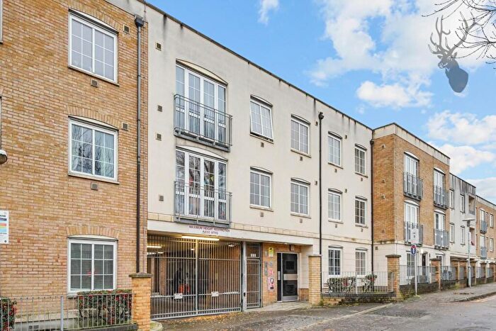 2 Bedroom Apartment For Sale In Cherrywood Close, Bow, E3