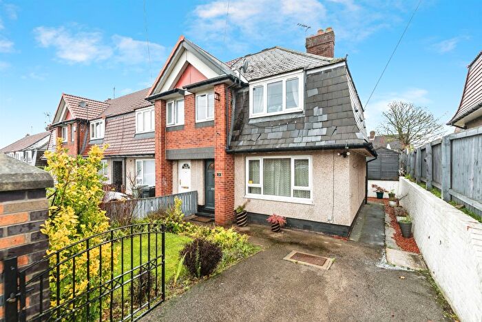 3 Bedroom Semi Detached House For Sale In Winrose Hill, Leeds, LS10