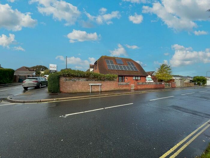 3 Bedroom Farm House To Rent In Selsmore Avenue, Hayling Island, PO11