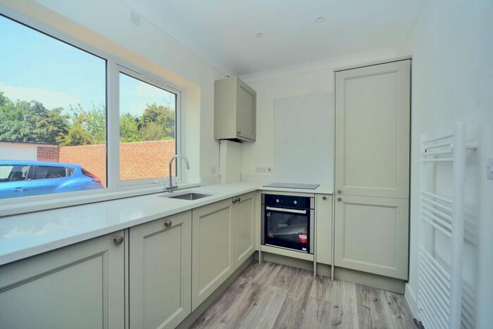 1 Bedroom Flat To Rent In Hurst Road, West Molesey, KT8