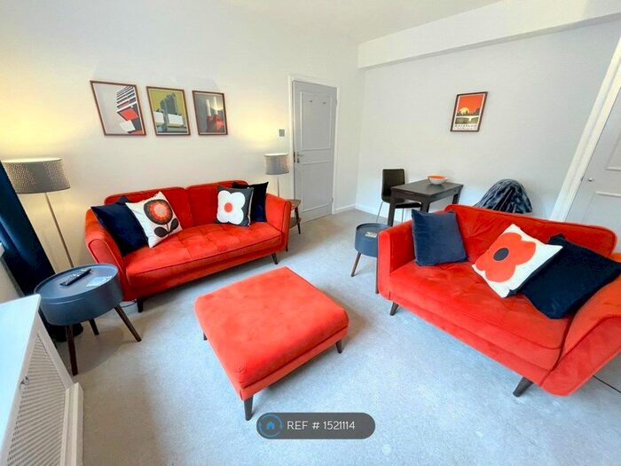 2 Bedroom Flat To Rent In Paramount Court, London, WC1E