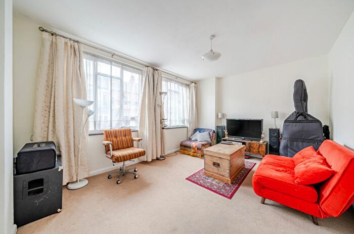 2 Bedroom Flat For Sale In New Kings Road, London, SW6