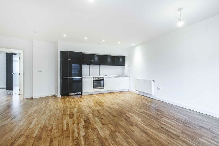 3 Bedroom Flat To Rent In Lakeside Drive, Park Royal, London, NW10