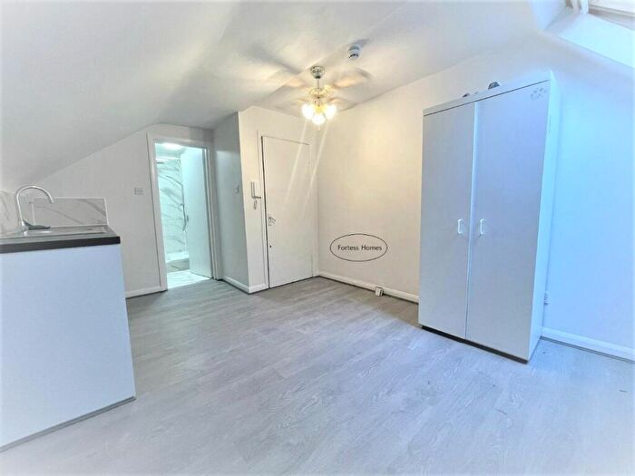 Flat To Rent In Colney Hatch Lane, London, N10