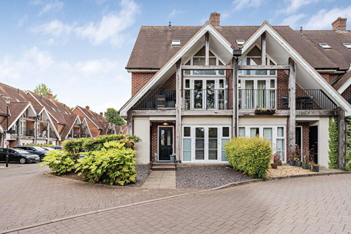 4 Bedroom End Of Terrace House For Sale In Uplands Road, Boxgrove Gardens, GU1