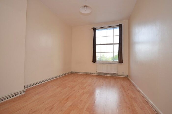 2 Bedroom Flat To Rent In Shadwell Gardens, Tower Hamlets, E1