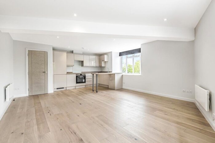 3 Bedroom Flat To Rent In Queens Road, Weybridge, KT13