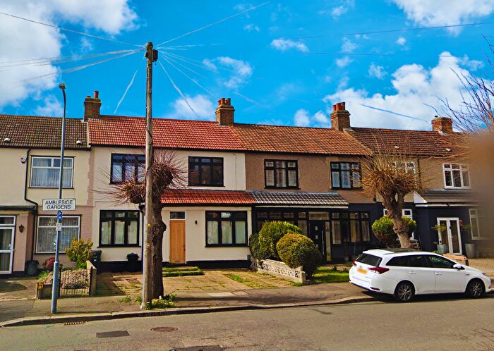 2 Bedroom Flat To Rent In Ambleside Gardens, Ilford, London, IG4