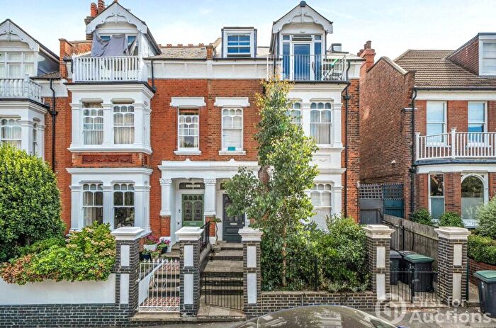 1 Bedroom Apartment For Sale In Highgate Avenue, London, N6