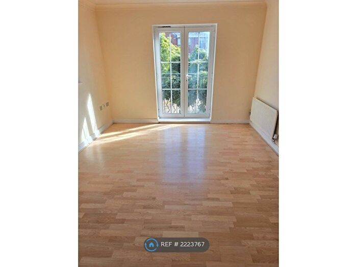 2 Bedroom Flat To Rent In Seaton Square, London, NW7