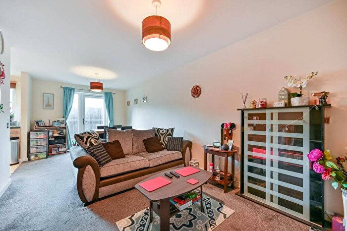 1 Bedroom Flat To Rent In Lower Teddington Road, Hampton Wick, Kingston Upon Thames, KT1