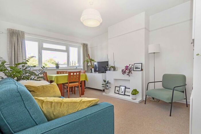 2 Bedroom Flat To Rent In Blackmores Grove, Teddington, TW11
