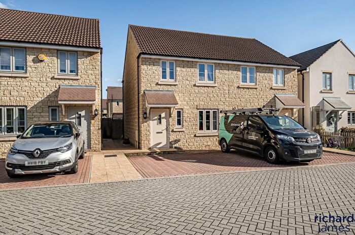 3 Bedroom Semi-Detached House For Sale In Robinscroft, Swindon, SN25