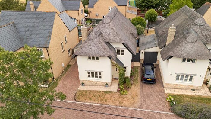 4 Bedroom Detached House For Sale In Abingdon Road, Standlake, OX29