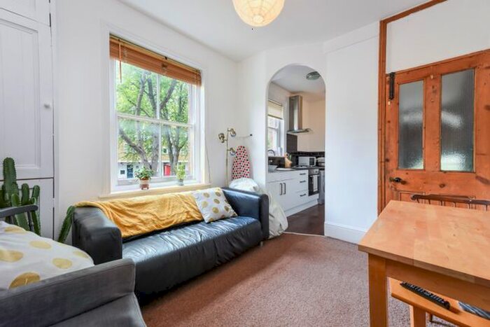 3 Bedroom Flat To Rent In Crownstone Road, London, SW2