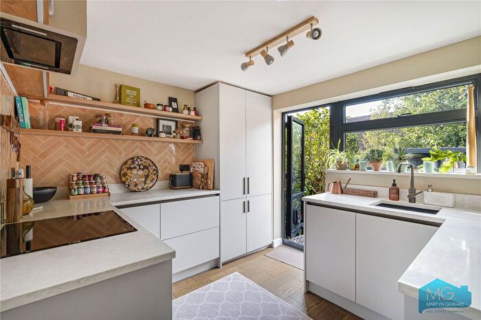 2 Bedroom Maisonette For Sale In High Road, London, N2