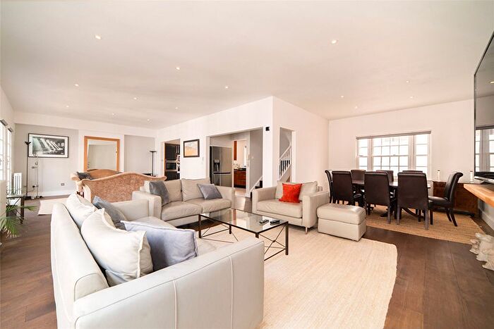 5 Bedroom Mews To Rent In Eaton Mews North, London, SW1X