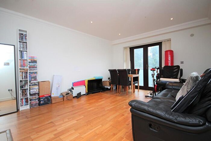 2 Bedroom Flat To Rent In Maple Leaf Court, Bloomfield Ave, Palmers Green, N13