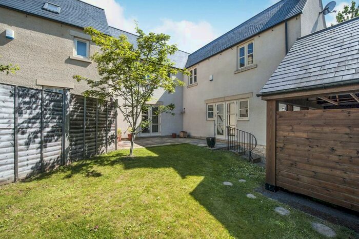 4 Bedroom Semi-Detached House To Rent In Cornwall Close, Tetbury, GL8