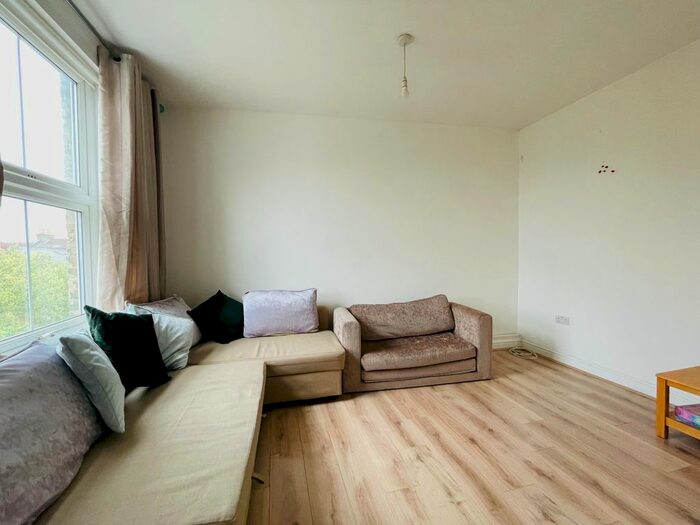 2 Bedroom Flat To Rent In Mitcham Lane, London SW16