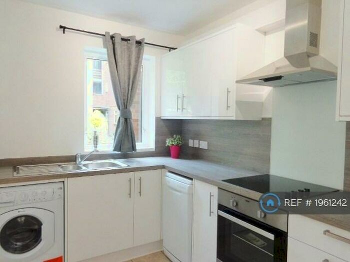 1 Bedroom Flat To Rent In Pottersfield, Enfield, EN1
