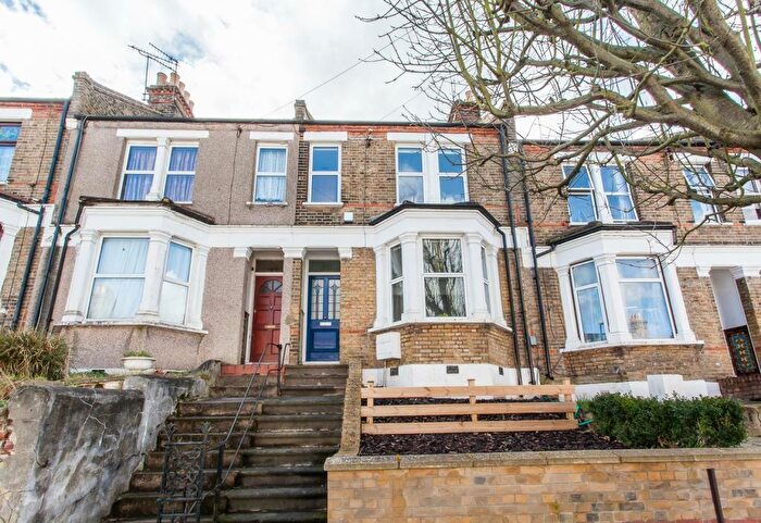 3 Bedroom Semi-Detached House To Rent In Dallin Road Shooters Hill, SE18