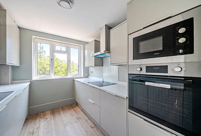 2 Bedroom Flat To Rent In Embassy Court, Shotfield, Wallington, SM6