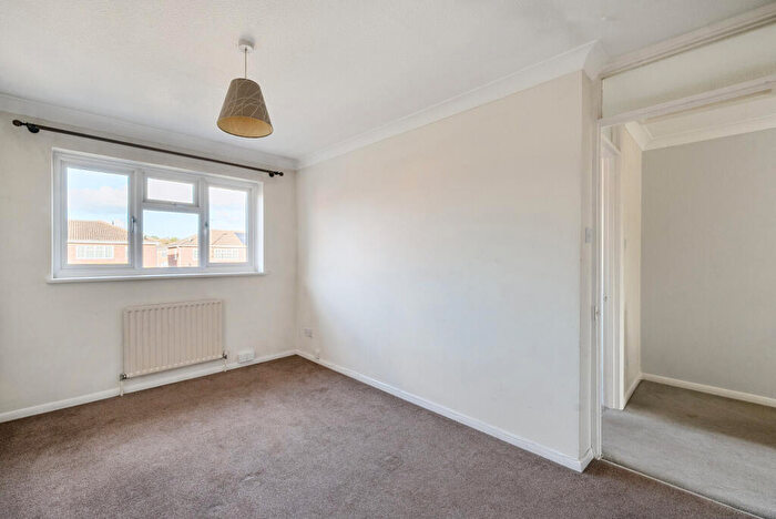 3 Bedroom End Of Terrace House For Sale In Chuters Close, Byfleet, KT14